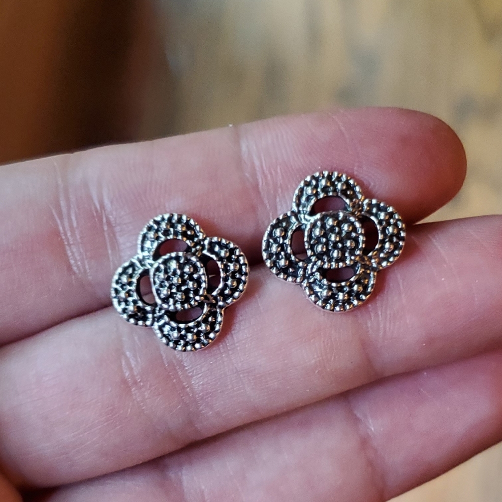NWOT Silver Quatrefoil Clover Stud Earrings - Picture 6 of 6
